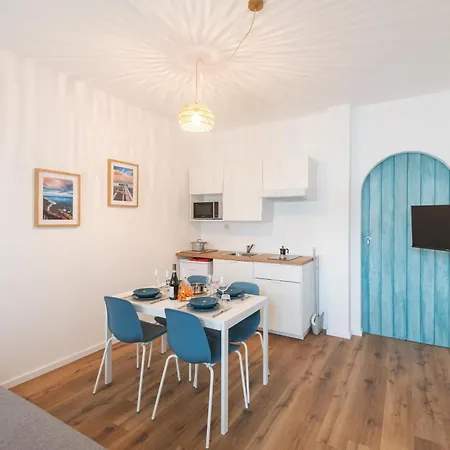 Litorale Blu Con Ombrellone In